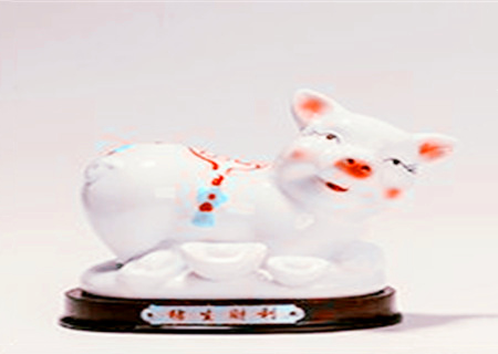 属猪佩戴什么招财