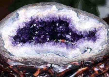 紫水晶洞的风水作用以及摆放 紫水晶洞的风水作用以及摆放