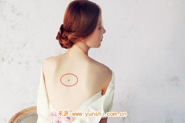 女人后背长痣好吗