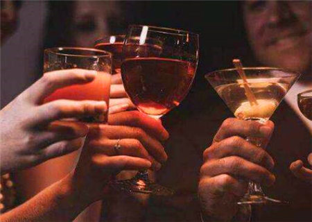 喜欢饮酒的八字特征 喜欢饮酒的八字特征