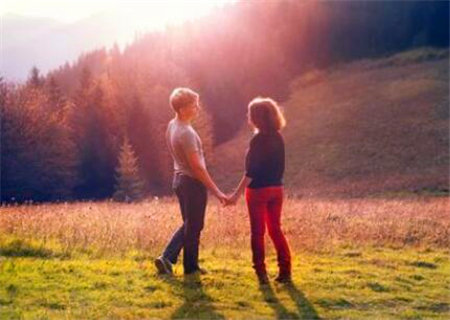 在感情中容易上当受骗的八字特征 在感情中容易上当受骗的八字特征