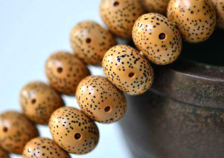 男子佩戴星月菩提好处 男子佩戴星月菩提好处