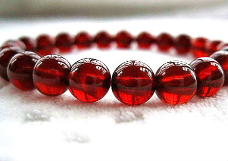 女人戴石榴石的寓意 女人戴石榴石的寓意