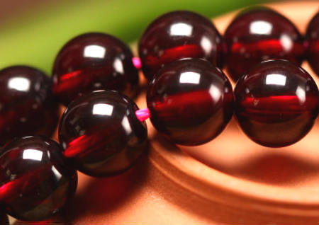 石榴石和碧玺哪个好 石榴石和碧玺哪个好