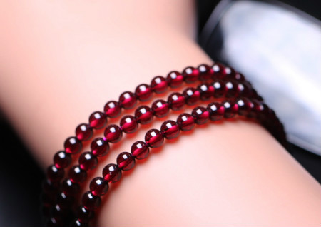 女人石榴石戴哪只手 女人石榴石戴哪只手