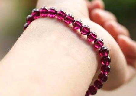 女人石榴石戴哪只手 女人石榴石戴哪只手