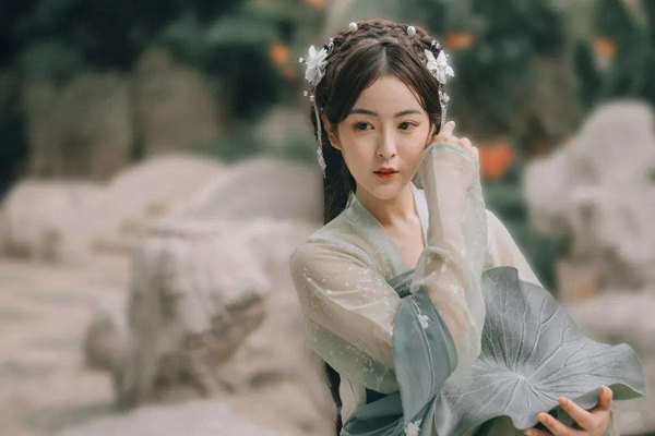 长相妖艳的女人八字特点 长相妖艳的女人八字特点