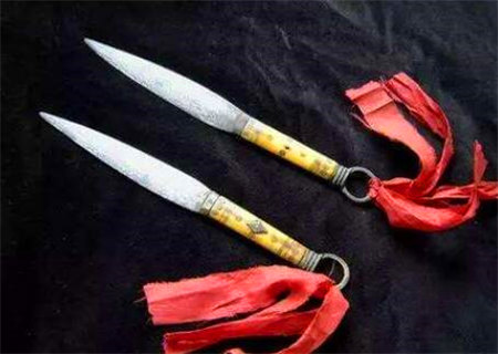 八字中的羊刃和飞刃是何意 八字中的羊刃和飞刃是何意