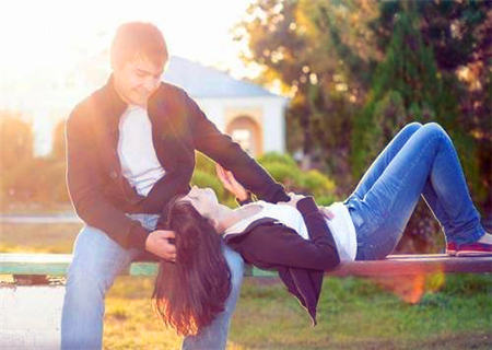 感情中主动的女命八字 感情中主动的女命八字