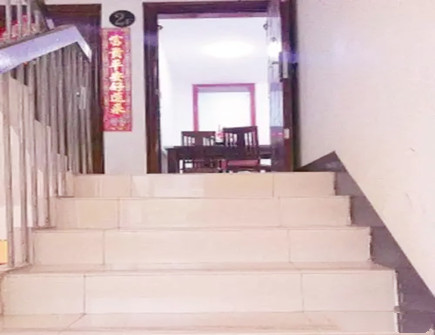 大门对着楼梯的风水影响 大门对着楼梯的风水影响