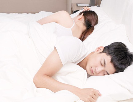 夫妻睡觉位置有风水讲究吗