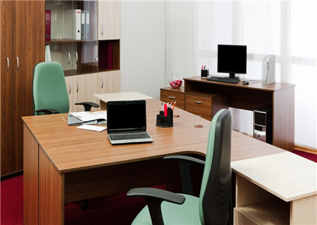 办公桌摆放的正确位置 办公桌摆放的正确位置