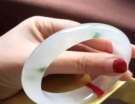 女人戴翡翠手镯的忌讳