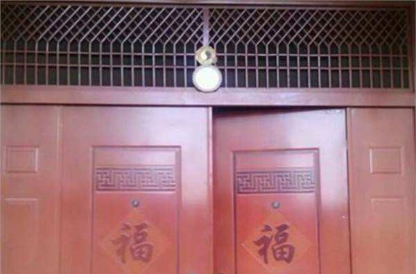 大门后面挂镜子好不好