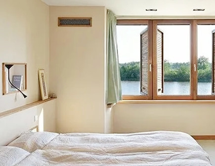 卧室窗户对着一条河流 卧室窗户对着一条河流