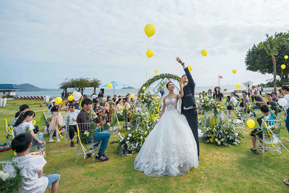 参加婚礼穿衣服颜色讲究