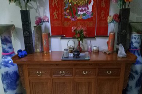 财神桌前摆放鲜花好吗 财神桌前摆放鲜花好吗