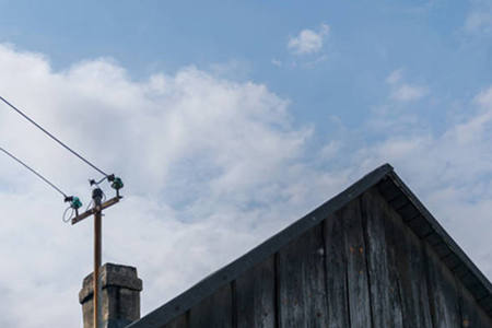 房子后面有电线杆风水好吗