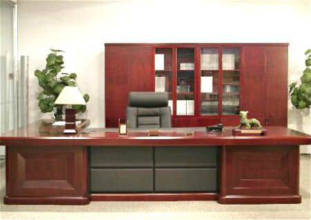 女性办公桌上摆放风水