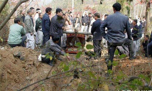 雨淋新坟必出贵人