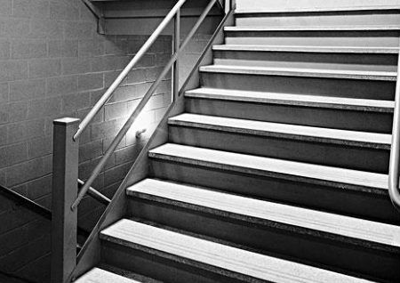 家门对楼梯风水好吗