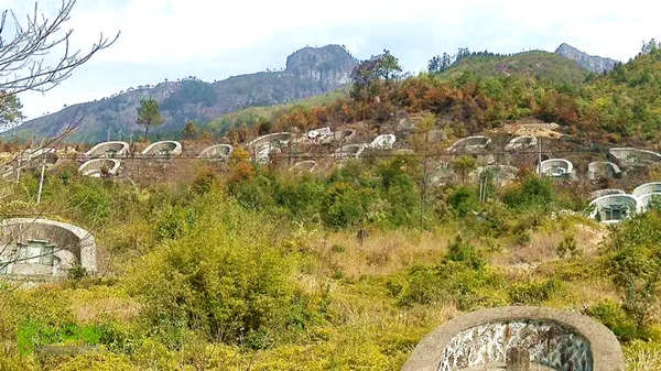 同一个地方有好几个坟墓为什么后人贫富不同?