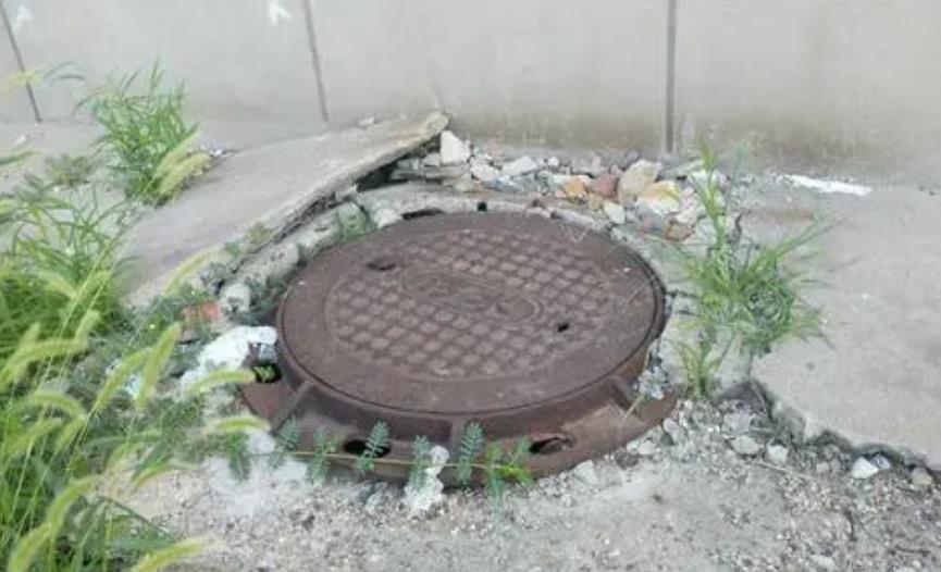 化解门前有污水井盖