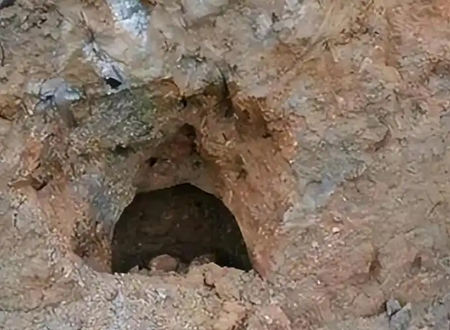 坟墓的后面有个坑好不好