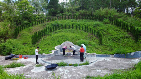 坟墓的右边高左边矮好吗